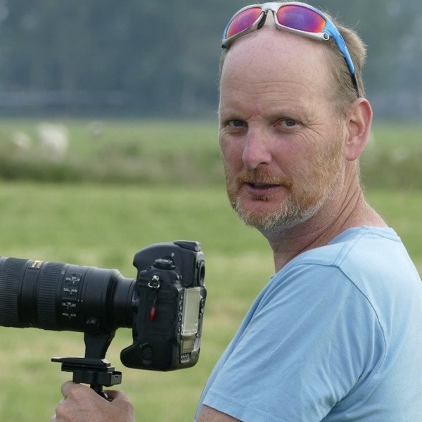 Jan Reus with his camera at the edge of the field